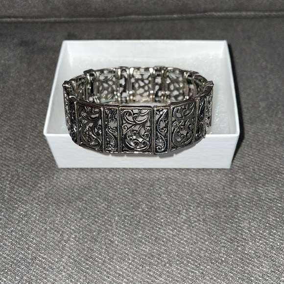 NWT.  Bali Legacy Sterling Silver Bracelet & Earrings - Picture 3 of 5